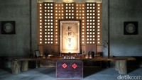 Salah satu bangunan di bekas pabrik gula ini difungsikan sebagai altar persembahan untuk memuja arwah leluhur. Di ruangan ini juga ada 10 drum pengabul keinginan bagi pengunjung yang percaya (Wahyu/detikTravel)