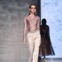 Koleksi Hian Tjen mengusung tema Osmosis di IPMI Trend Show 2017. The Hall Lt. 8, Senayan City. Jakarta. [Foto: Mohammad Abduh/Wolipop]