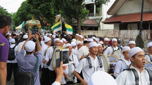 Bertemu di Acara Maulid, Anies Cipika-cipiki dengan Agus Yudhoyono