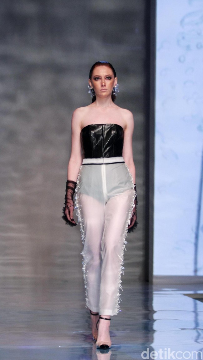 Koleksi Hian Tjen mengusung tema Osmosis di IPMI Trend Show 2017. The Hall Lt. 8, Senayan City. Jakarta. [Foto: Mohammad Abduh/Wolipop]