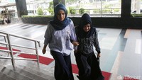 Ia tampak mengenakan baju biru muda dengan kerudung berwarna biru lebih tua. Inneke tak memberi keterangan apa pun, baik saat datang maupun saat keluar dari gedung KPK.
