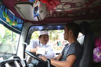  Bupati Dedi Bagi Makanan ke Sopir yang Terimbas Macet Cisomang