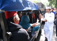  Bupati Dedi Bagi Makanan ke Sopir yang Terimbas Macet Cisomang