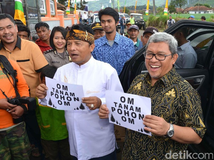 Gubernur Jabar dan Bupati Bandung Kampanyekan Om Tanam Pohon Om!