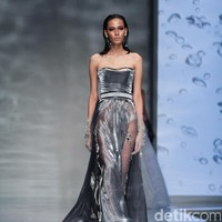 Koleksi Hian Tjen mengusung tema Osmosis di IPMI Trend Show 2017. The Hall Lt. 8, Senayan City. Jakarta. [Foto: Mohammad Abduh/Wolipop]