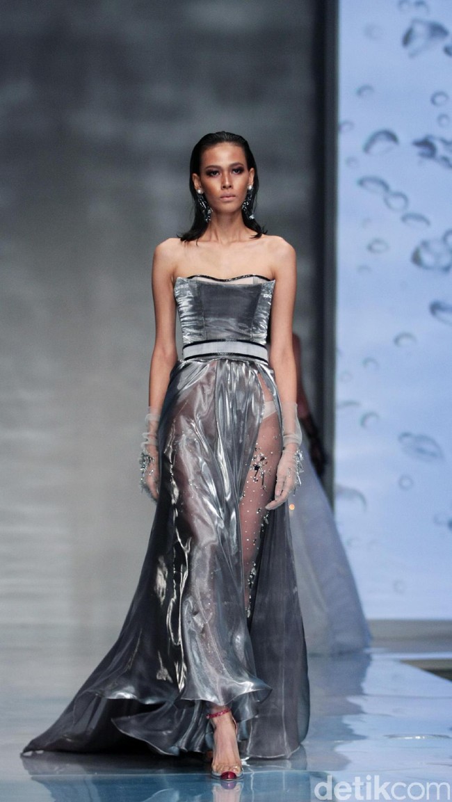 Koleksi Hian Tjen mengusung tema Osmosis di IPMI Trend Show 2017. The Hall Lt. 8, Senayan City. Jakarta. [Foto: Mohammad Abduh/Wolipop]