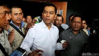 Sebagaimana diketahui, jaksa menuntut Sanusi dengan pidana penjara 10 tahun dan denda Rp 500 juta. Dirinya terbukti menerima suap Rp 2 miliar dari Bos Agung Podomoro Land Ariesman Widjaja pada Maret 2016 lalu.