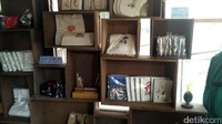 Puas menonton pertunjukan drum yang keren, traveler bisa berbelanja sampai puas di toko souvenir yang ada di sana. Ada kaos, gelas, hingga gantungan kunci yang bisa dibawa pulang sebagai oleh-oleh. Harganya mulai dari Rp 20 ribu hingga 200 ribuan (Wahyu/detikTravel)