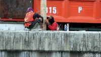 Pemprov DKI Jakarta membongkar seluruh bangunan liar yang berada di bantaran Kali Sentiong, Kemayoran.