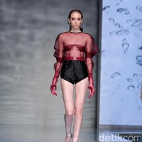 Koleksi Hian Tjen mengusung tema Osmosis di IPMI Trend Show 2017. The Hall Lt. 8, Senayan City. Jakarta. [Foto: Mohammad Abduh/Wolipop]