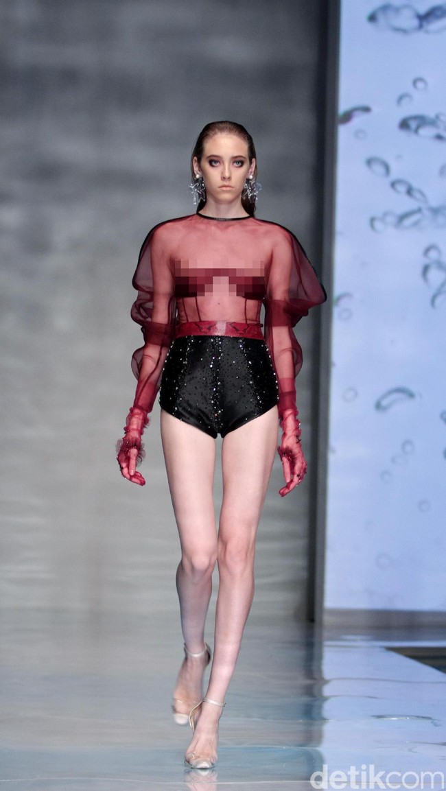 Koleksi Hian Tjen mengusung tema Osmosis di IPMI Trend Show 2017. The Hall Lt. 8, Senayan City. Jakarta. [Foto: Mohammad Abduh/Wolipop]