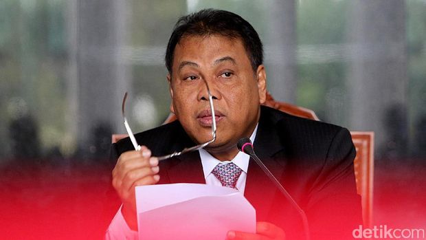 Larangan Kawini Teman Sekantor, Ketua MK: Di Sini Nggak Masalah