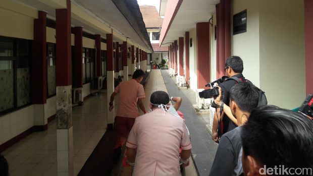  Erwin Situmorang, salah satu perampok dan penyekap sadis di Pulomas, menjalani pembersihan luka di RS Polri, Kamis (29/12/2016)