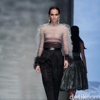 Koleksi Hian Tjen mengusung tema Osmosis di IPMI Trend Show 2017. The Hall Lt. 8, Senayan City. Jakarta. [Foto: Mohammad Abduh/Wolipop]