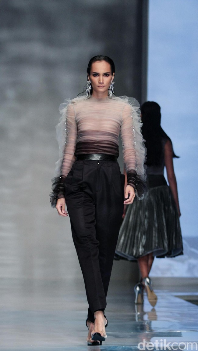 Koleksi Hian Tjen mengusung tema Osmosis di IPMI Trend Show 2017. The Hall Lt. 8, Senayan City. Jakarta. [Foto: Mohammad Abduh/Wolipop]