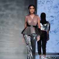 Koleksi Hian Tjen mengusung tema Osmosis di IPMI Trend Show 2017. The Hall Lt. 8, Senayan City. Jakarta. [Foto: Mohammad Abduh/Wolipop]