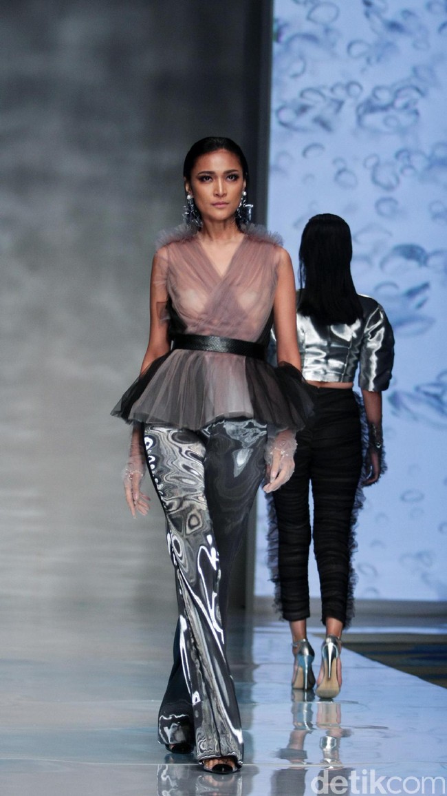 Koleksi Hian Tjen mengusung tema Osmosis di IPMI Trend Show 2017. The Hall Lt. 8, Senayan City. Jakarta. [Foto: Mohammad Abduh/Wolipop]