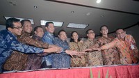(Kiri-kanan) Direktur Utama PT Permodalan Nasional Madani (persero) Parman Nataatmadja, Direktur Utama PT Reasuransi Indonesia Utama (persero) Frans Y Sahusilawane, Direktur PT Pembangunan Perumahan, Luqman Hidayat, Direktur Pengembangan Investasi BPJS Ketenagakerjaan, Krisna Syarif, Direktur Utama Perumahan Nasional, Bambang Triwibowo, Menteri BUMN Rini M Soemarno, Direktur Utama PT Bank Tabungan Negara (persero) Tbk, Maryono, Direktur Utama PT Semen Indonesia (persero) Tbk, Rizkan Chandra, dan Direktur Keuangan PT Bukit Asam (persero) Tbk, Ahmad Sudarto saling bertumpu tangan seusai penandatangan nota kesepahaman dan perjanjian kerjasama Bank BTN dengan 7 BUMN dalam rangka sinergi BUMN di gedung Kementrian BUMN di Jakarta, Kamis (29/12). Pool/dok. Kementerian BUMN.