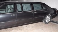 Mobil bekas bisa jadi memiliki banderol selangit jika dilihat siapa pemilik sebelumnya. Apalagi kalau mobil tersebut pernah digunakan oleh petinggi satu negara. Saat kondisinya masih baru, mobil ini dijual sekitar US$ 500.000 atau Rp 6,7 miliar tapi sekarang harganya melambung tiga kali lipat menjadi US$ 1.351.740 yang kalau dirupiahkan menjadi Rp 18,2 miliar.Foto: Pool (Motor1)
