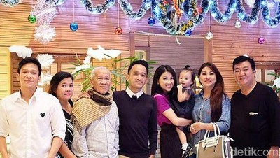 Happy Family! Saat Keluarga Besar Ruben Onsu dan Sarwendah Rayakan Natal