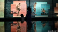 Para pengunjung terlihat antusias mengamati sejumlah koleksi yang dimiliki Museum Nasional.