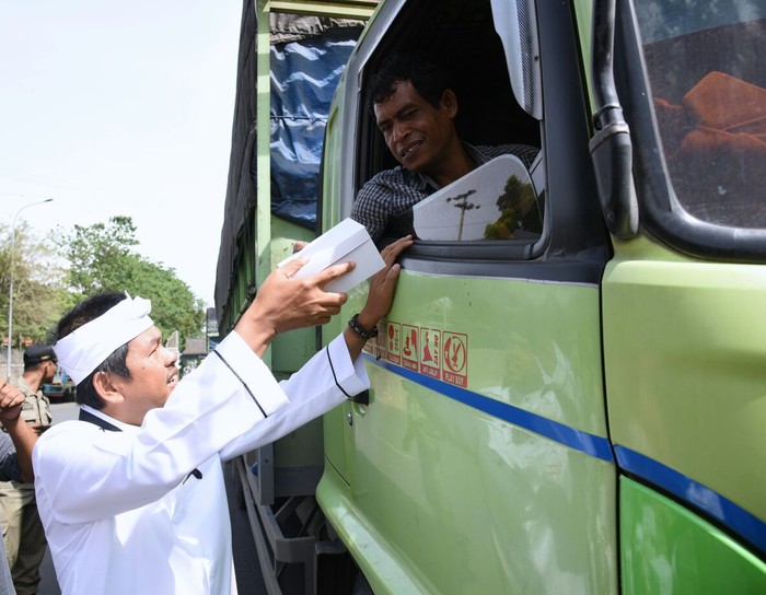 Bupati Dedi Beri Makanan ke Sopir yang Terimbas Macet Cisomang