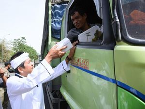 Bupati Dedi Beri Makanan ke Sopir yang Terimbas Macet Cisomang