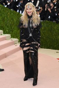 Baju Tergila Selebriti di Red Carpet 2016, Madonna Sampai Chrissy Teigen