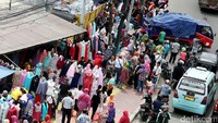 Pejalan kaki dibuat berjalan di sisi jalan raya yang dapat berakibat terserempet kendaraan yang melintas.