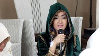 Air mata membasahi pipi bintang film Gending Sriwijaya itu saat berdoa bersama. Pool/Ismail/detikFoto.