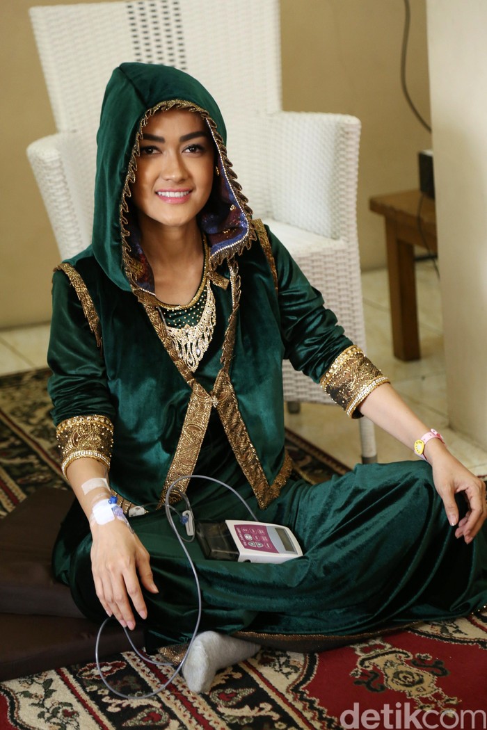 Senyum Julia Perez Saat Akan Masuk ke Ruang Operasi