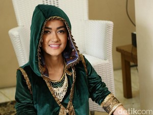 Senyum Julia Perez Saat Akan Masuk ke Ruang Operasi