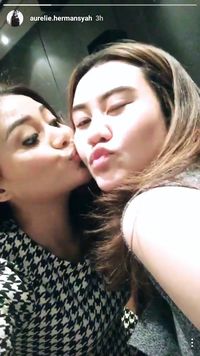 <i>Cute</i>! Aurel Hermansyah Cium Sayang Aaliyah Massaid