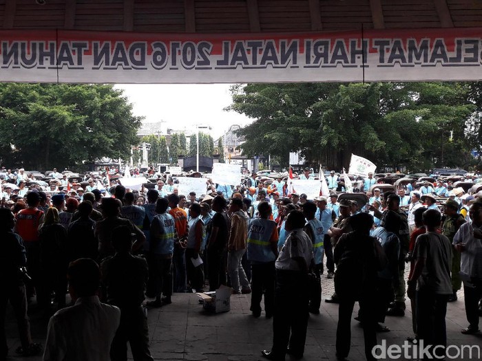 Pengayuh Becak dan Opang Solo Demo Tolak Ojek Online