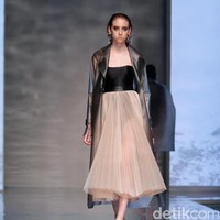 Koleksi Hian Tjen mengusung tema Osmosis di IPMI Trend Show 2017. The Hall Lt. 8, Senayan City. Jakarta. [Foto: Mohammad Abduh/Wolipop]