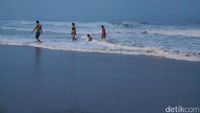 Saat sore hari, masih ada turis yang bermain air di bibir pantai. Kebanyakan yang berkunjung memang turis mancanegara (Kurnia/detikTravel)