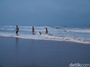 Pantai Berawa Spot Surfing Favorit, Ternodai Aksi Rekam Bokong Bule