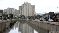 Dampak relokasi bantaran Kali Sentiong ini sudah dirasakan oleh warga sekitar.