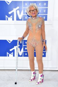 Baju Tergila Selebriti di Red Carpet 2016, Madonna Sampai Chrissy Teigen