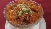 Koh-E-Noor juga menyediakan aneka dessert. Seperti Gajar Halwah yang tersaji hangat. Isinya parutan wortel dan selipan buah kering yang rasanya manis lembut. Aromanya begitu mirip kue yang baru dipanggang.