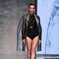 Koleksi Hian Tjen mengusung tema Osmosis di IPMI Trend Show 2017. The Hall Lt. 8, Senayan City. Jakarta. [Foto: Mohammad Abduh/Wolipop]