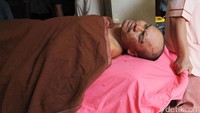 Erwin Situmorang, salah satu perampok dan penyekap sadis di Pulomas, Jakarta Timur, menjalani pembersihan luka di RS Polri, Kramatjati. Erwin harus dirawat karena luka tembak di kaki akibat melawan polisi saat penangkapan.