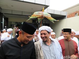 Momen Kebersamaan Agus Yudhoyono dan Anies di Panggung Maulid Nabi