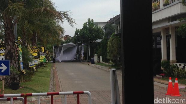 Tenda dan Kursi Pelayat Diangkut dari Rumah Duka Tragedi Pulomas