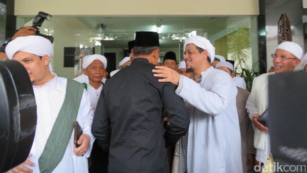 Bertemu di Acara Maulid, Anies Cipika-cipiki dengan Agus 