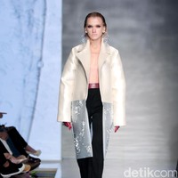 Koleksi Hian Tjen mengusung tema Osmosis di IPMI Trend Show 2017. The Hall Lt. 8, Senayan City. Jakarta. [Foto: Mohammad Abduh/Wolipop]