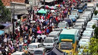 Begini penampakan pedestrian yang kembali dikuasai pedagang kaki lima (PKL) di kawasan Jalan Jati Baru, Tanah Abang, Jakarta, Kamis (29/12/2016).