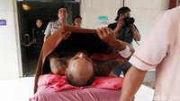 Badan kekar dan tato banyak tak membuat Erwin Situmorang kebal dari rasa sakit gara-gara ditembak timah panas oleh polisi.