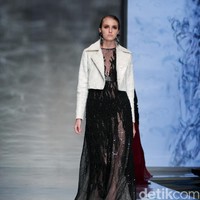 Koleksi Hian Tjen mengusung tema Osmosis di IPMI Trend Show 2017. The Hall Lt. 8, Senayan City. Jakarta. [Foto: Mohammad Abduh/Wolipop]