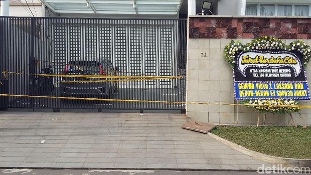 Ramlan, Erwin Situmorang dan Pius Pane merampok di rumah mewah Dodi di Pulomas.